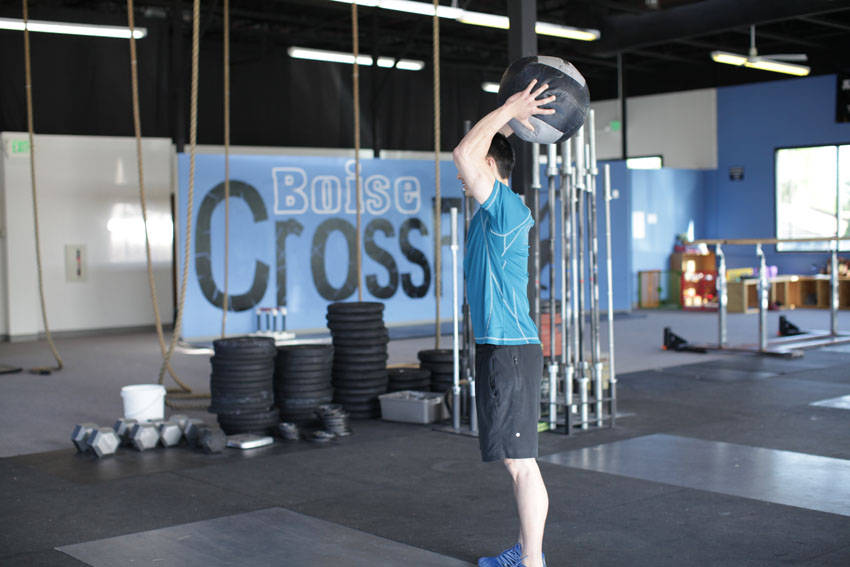 Бросок медбола через голову стоя двумя руками